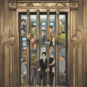 在电梯里看股票基金的人是谁?